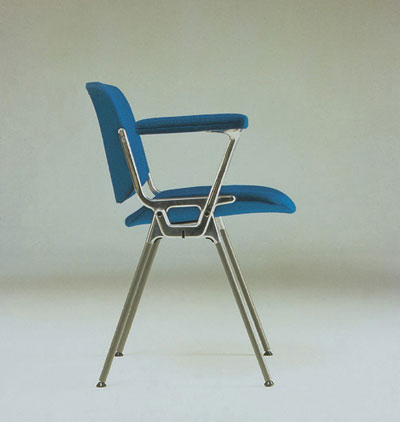 Nr. 49: Systemstol 106 med armln. En stol kan altid sidenhen forsynes med armln. Armln fs i 3 versioner: fast ikke stablebart, stablebart for montering af et armln, stablbart med opklappelig overdel.