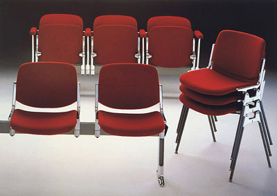 Nr. 53: AXIS siddesystem. Design Gian Carlo Piretti.
AXIS er et komplet stolesystem bestende af systemstol 106 og bnkesystem AXIS 3000 med fast sde og Axis 4000 med opklappeligt sde. Utallige tilbehrsdetaljer. Udfres i lamineret tr, polypropylene samt polstret version.