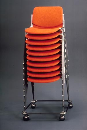 Nr. 344: Systemstol 106 p stablevogn. Der findes ogs en stoletransportr for transport af en stak stole.