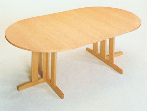 Nr. 1118: Bord 318. Udtrksbord med 2 ilgsplader a 50 cm. Ml:  120,  140 cm. H: 73 cm. Materialer som for HK 45. Design: Per Houmller Klemmensen.