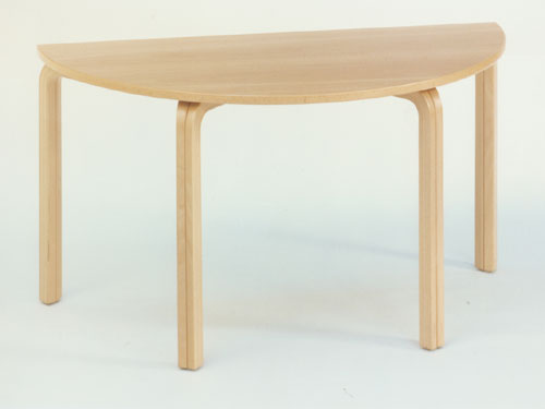 Nr. 1121: Bord Lamella. Halvrundt bord. Ml:  120,  140 cm. H: 73 cm. Materialer som beskrevet tidligere.