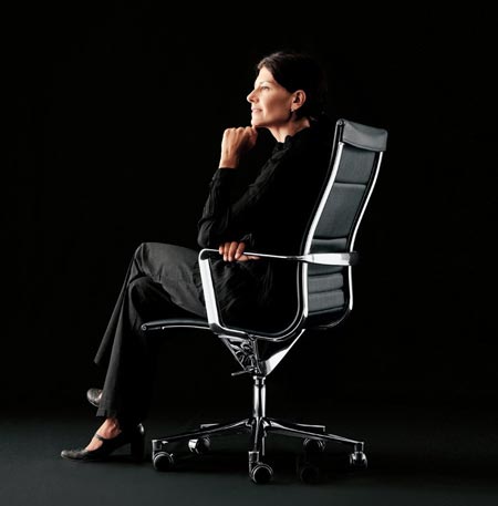 Nr. 1647: UNA chair er en aluminium group stoleserie i meget høj kvalitet og design - men til priser de fleste kan være med til. En ny klassiker. Stellet er i presstøbt aluminium poleret, forkromet eller epxybehandlet i farve. Sæde og ryg leveres i forskellige stofpolstringer eller læderpolstringer i tynd version eller i tyk soft version. Desuden leveres den i net-væv fast eller elastisk i forskellige farver. Fås med eller uden armlæn. Den 4- benede gæste/konferencestol har automatisk returmekanisme til udgangspositionen hvilket altid sørger for pæn orden. Den 5- benede stol fås med højdeindstilling og med en ændring under stolesædet også med vægtjusterbar vippemekanisme. Hjul for hårde eller bløde gulve samt med glidere. Mål for 4 -benet stol lav/høj og uden/med armlæn:
H 92/108, soft 95/111, SH 45/soft 48, B 51/60, D 57/60 cm. Mål for 5-benet justerbar stol lav/høj og uden/med armlæn: H 88-101/104-117, SH 42-55, soft 45-58, B 51/60, D 57/60, soft 60/63 cm. her vist med høj ryg. Design: ICF.