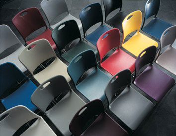 Nr. 76: MAESTRO stablestol er nutidig og komfortabel. Hndgreb integreret i ryg. Skal i polypropylene i 19 farver. Stel i massiv stl chrome eller i farver. Flere typer glidesko. Fs med integreret kobling i glidesko. Tilbehr s som skrivearmln h & v, rkke- og stolenummer, stolevogn. Stabler 38 stk p vogn. Ml: H 80 x B 49 x D 56 cm. Design: KI.  