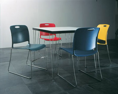 Nr. 67: MAESTRO stablestol er nutidig og komfortabel. Hndgreb integreret i ryg. Skal i polypropylene i 19 farver. Stel i massiv stl chrome eller i farver. Flere typer glidesko. Fs med integreret kobling i glidesko. Tilbehr s som skrivearmln h & v, rkke- og stolenummer, stolevogn. Stabler 38 stk p vogn. Ml: H 80 x B 49 x D 56 cm. Design: KI.  